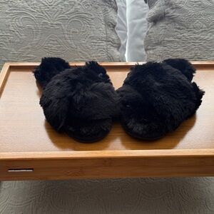 CLEARANCE Famiport Fuzzy Cross Bank Black Slippers